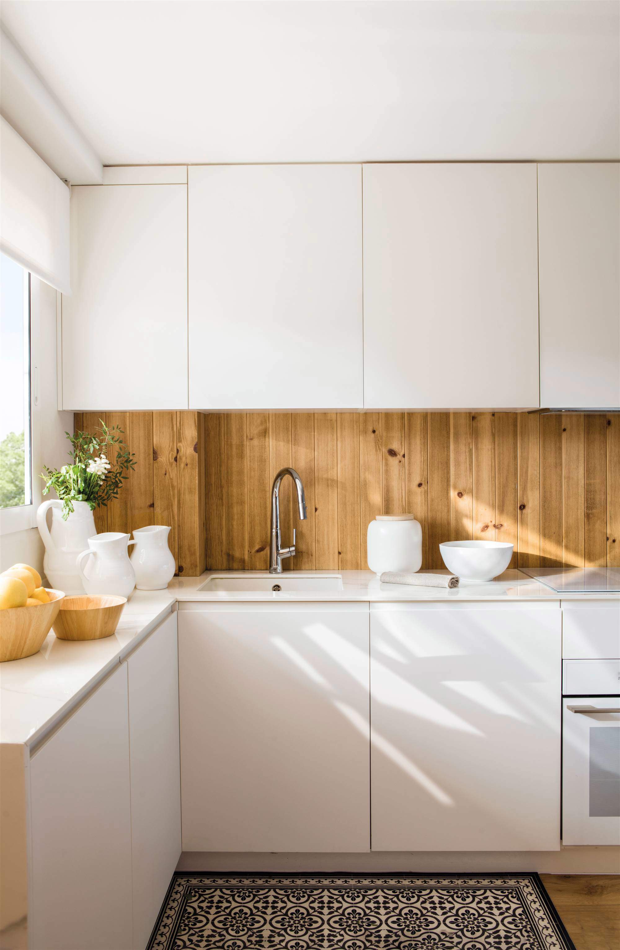 Cocina blanca con antepecho de madera y frentes de armarios lisos