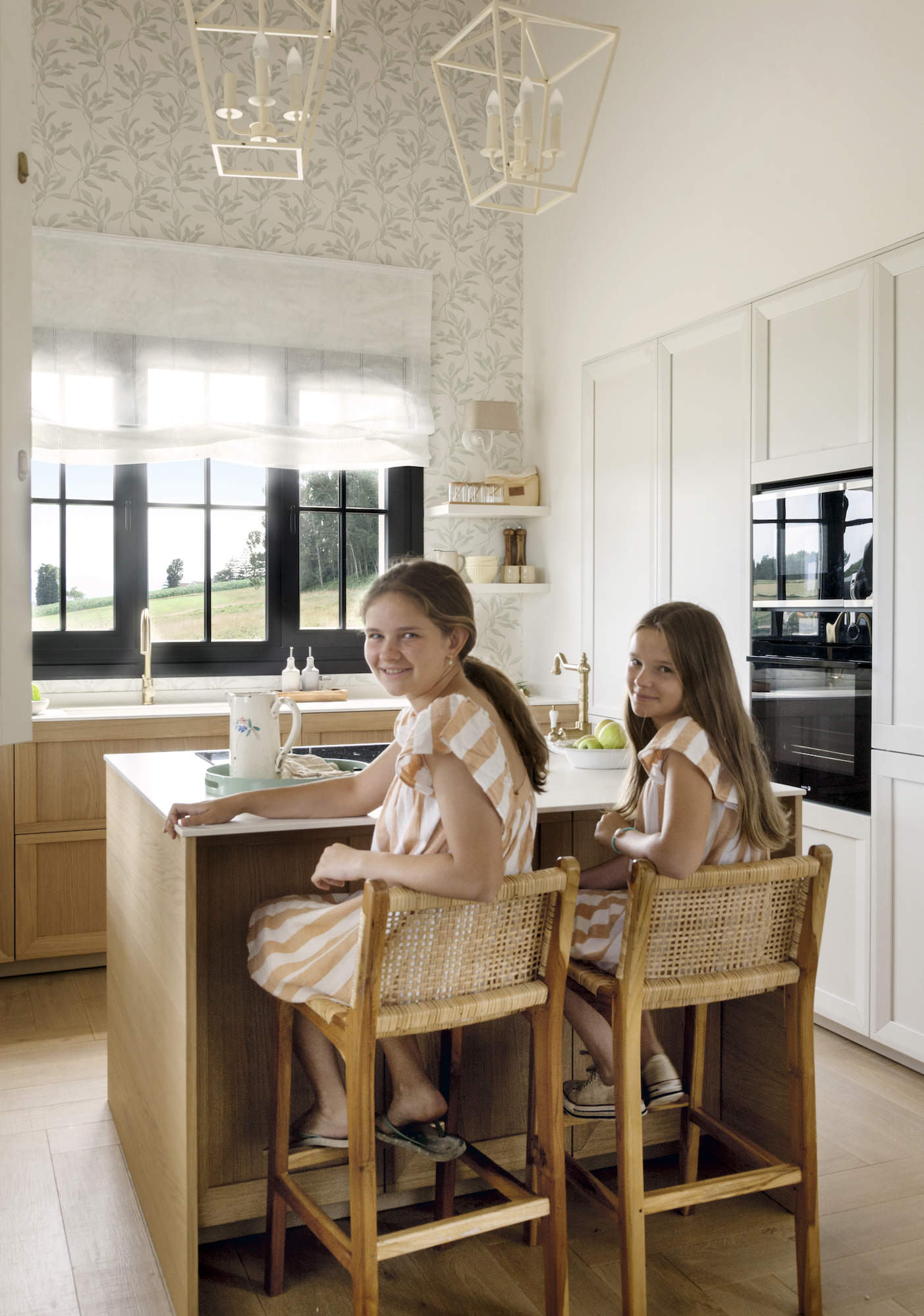 00565225 La cocina de la casa de la lectora Paloma Blanch con dos de sus hijas posando