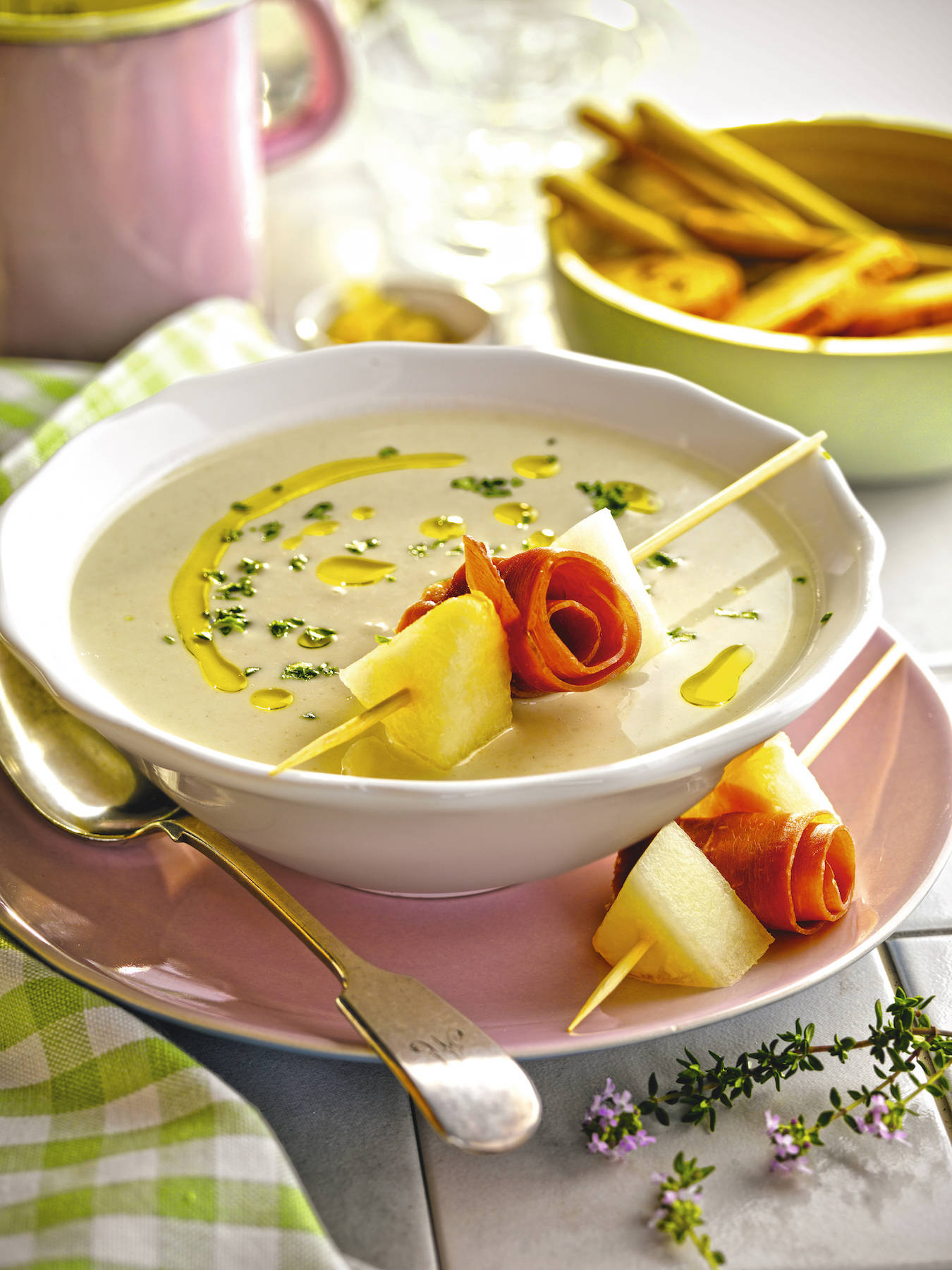 Ajoblanco de melón con brochetas de fruta