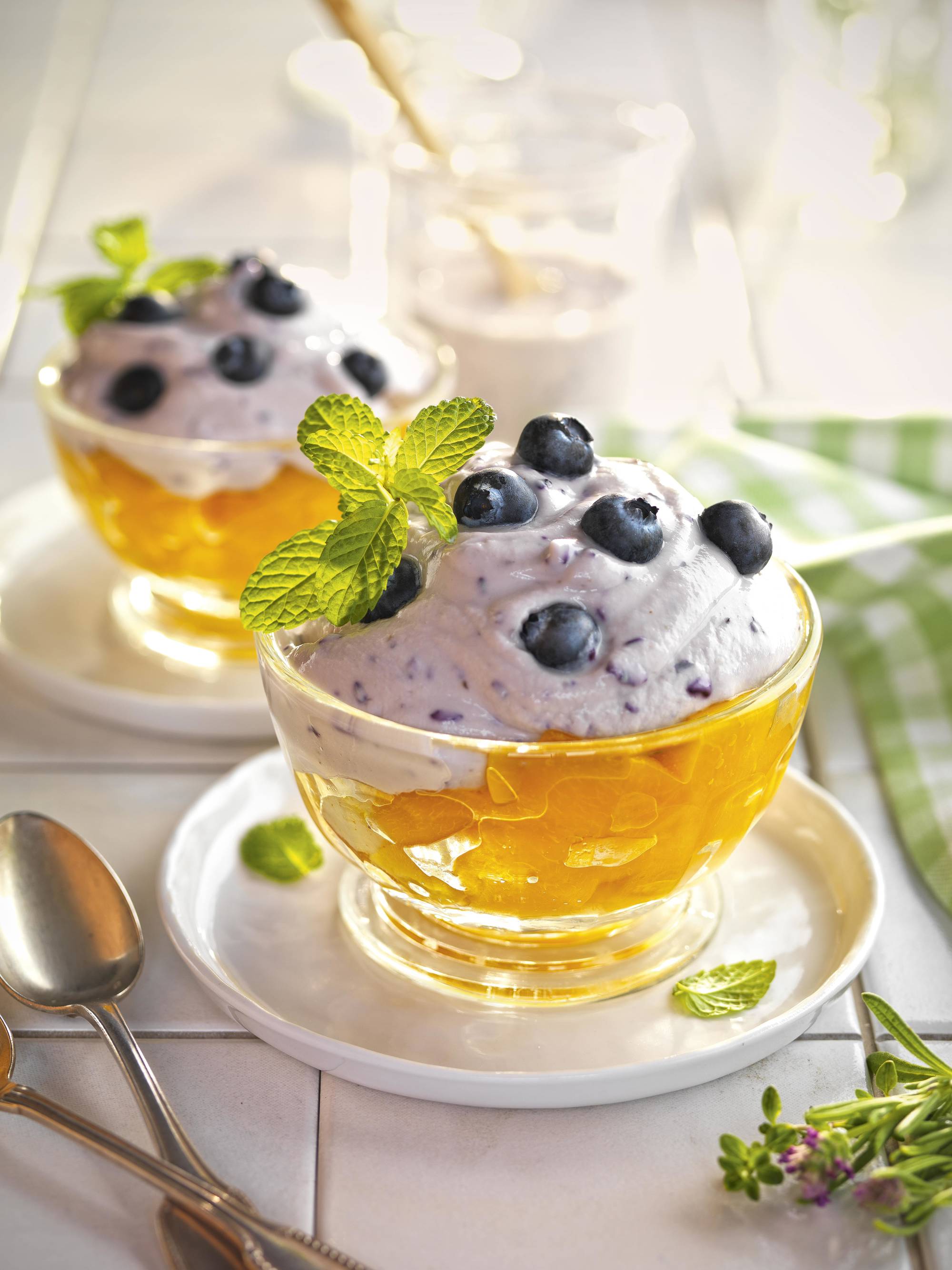 Desayunos saludables: albaricoques con crema de arándanos.