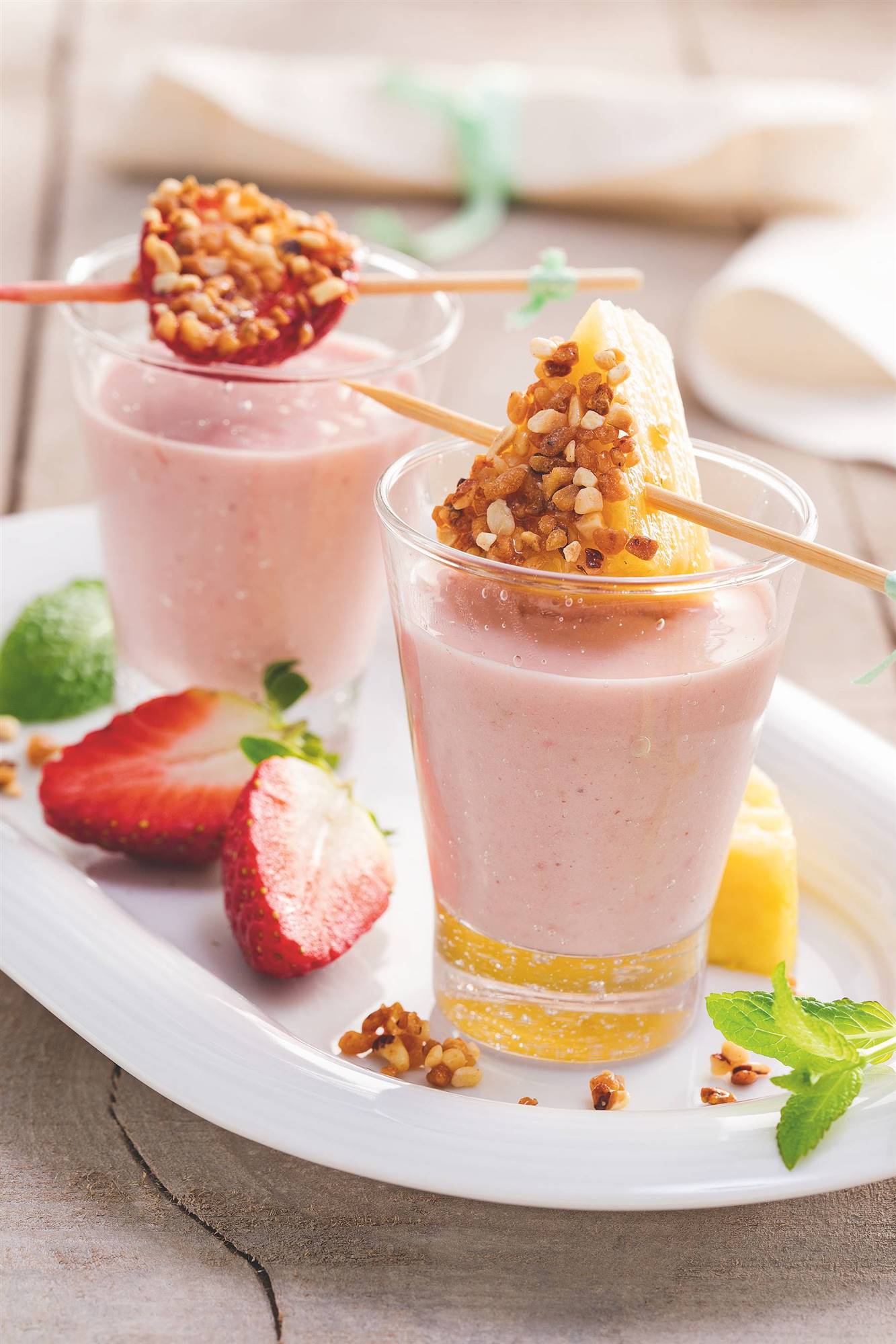 Desayunos saludables: receta de batido con brochetas de frutas y crocanti. 