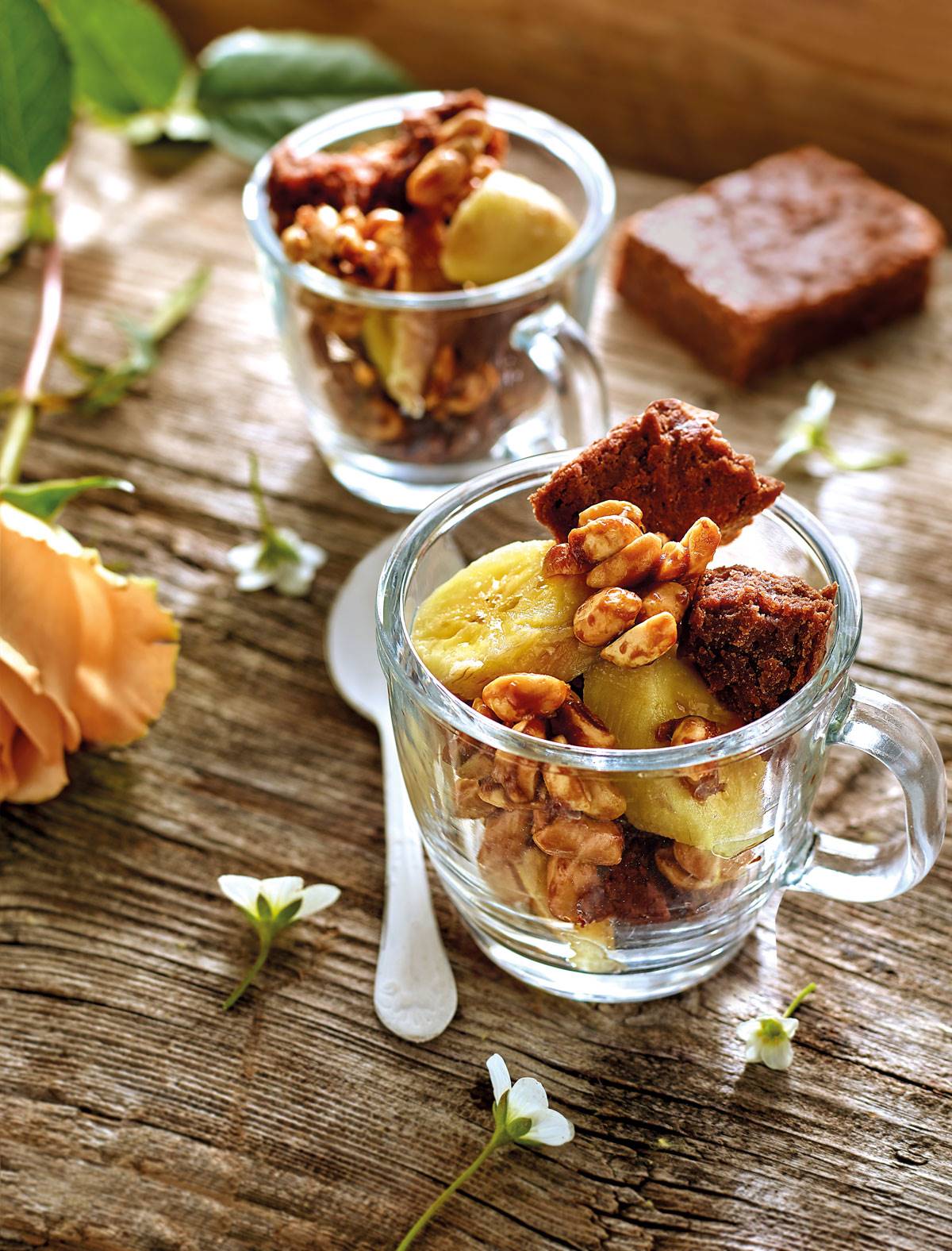 Desayunos saludables: receta de bizcocho de plátano asado, cacahuetes y chocolate.