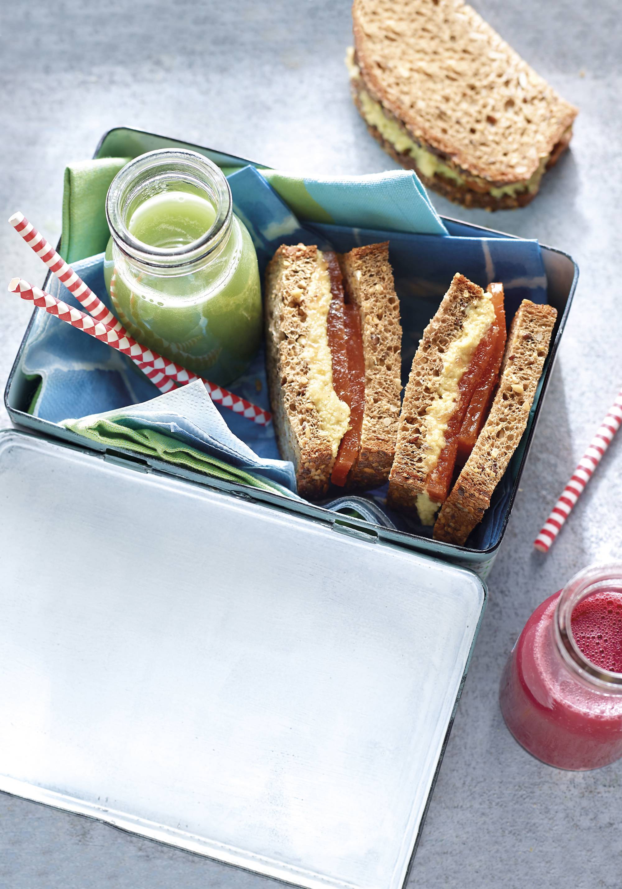 Desayunos saludables: bocadillo de requesón y membrillo.