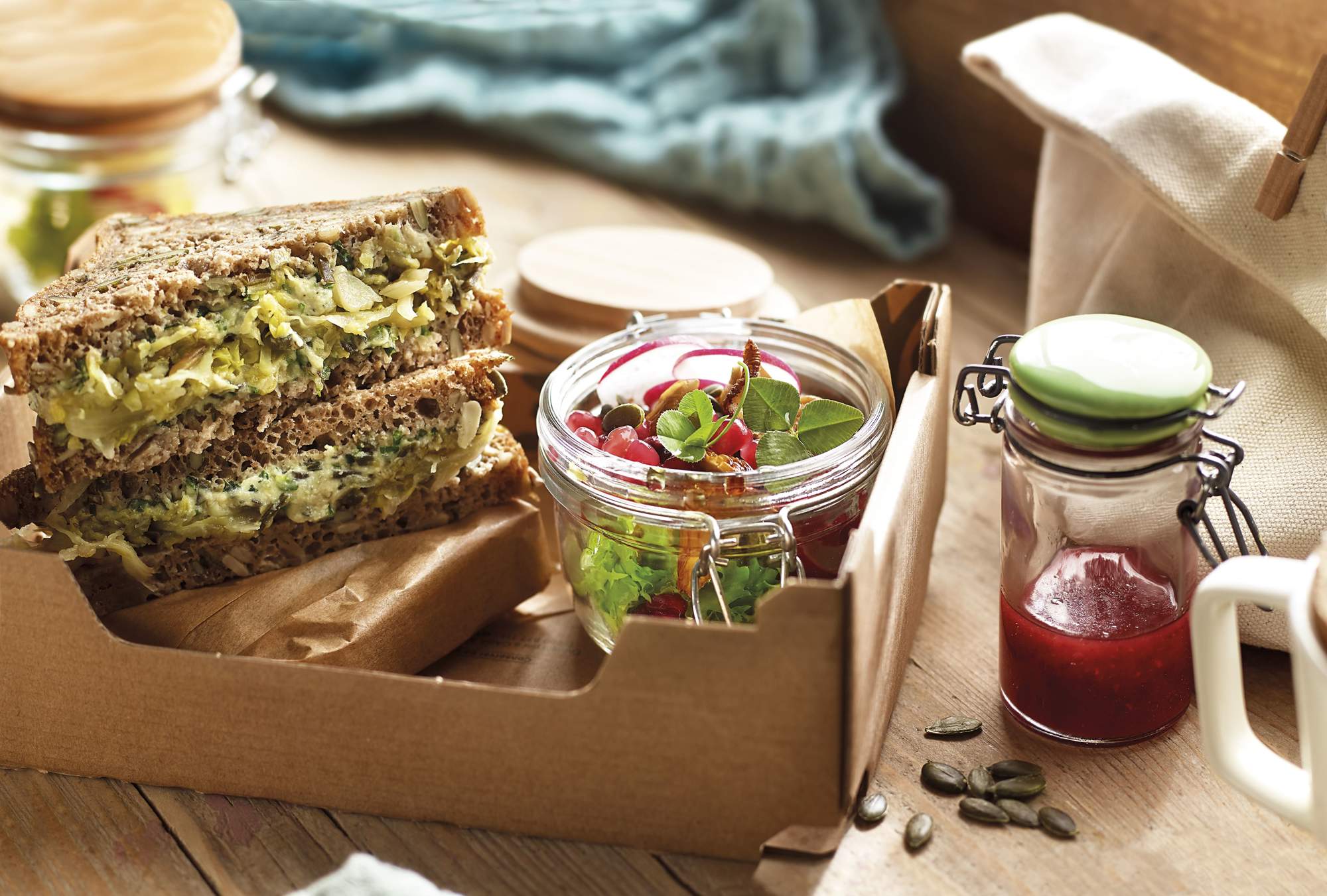 Desayunos saludables: bocadillo de semillas con hummus verde con vinagreta de frambuesa..