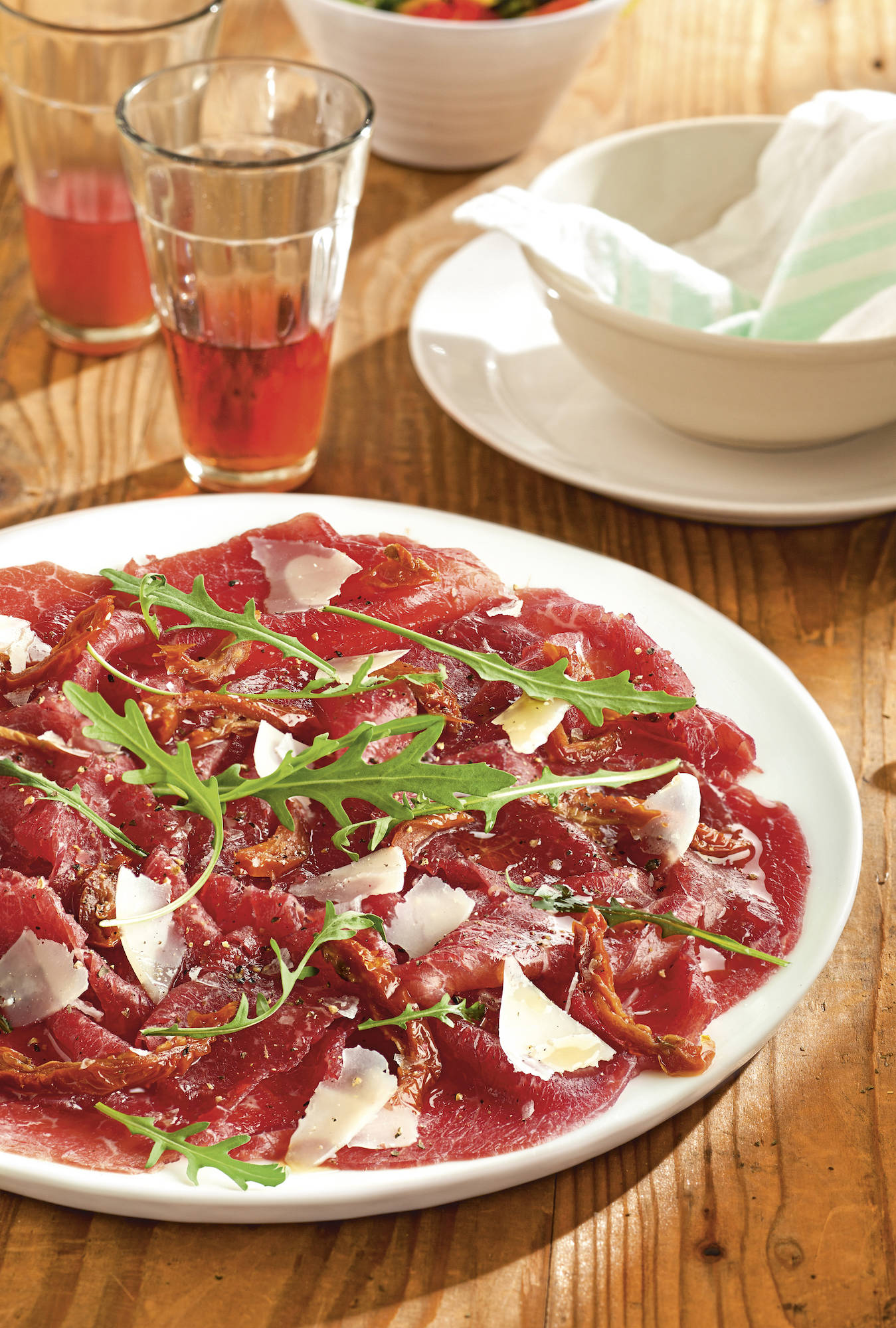 Carpaccio de ternera con rúcula y tomates secos