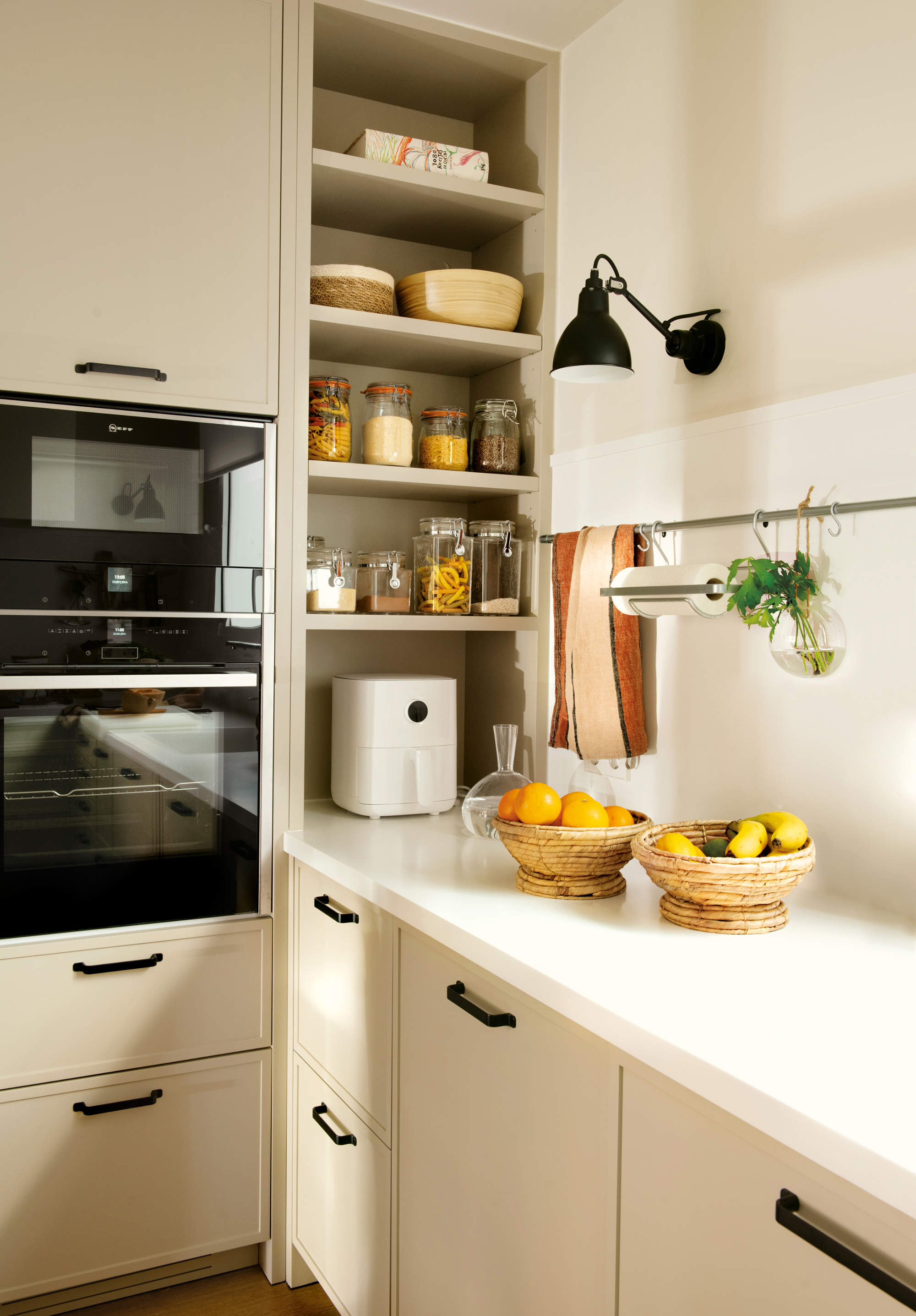 Cocina pequeña con mueble de estantes abierto