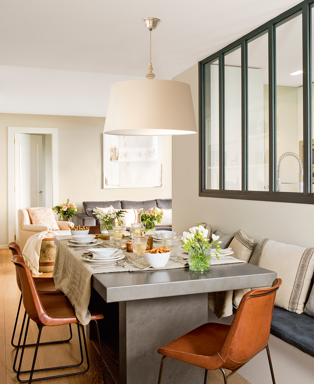 Comedor con mesa de hierro y sillas de cuero