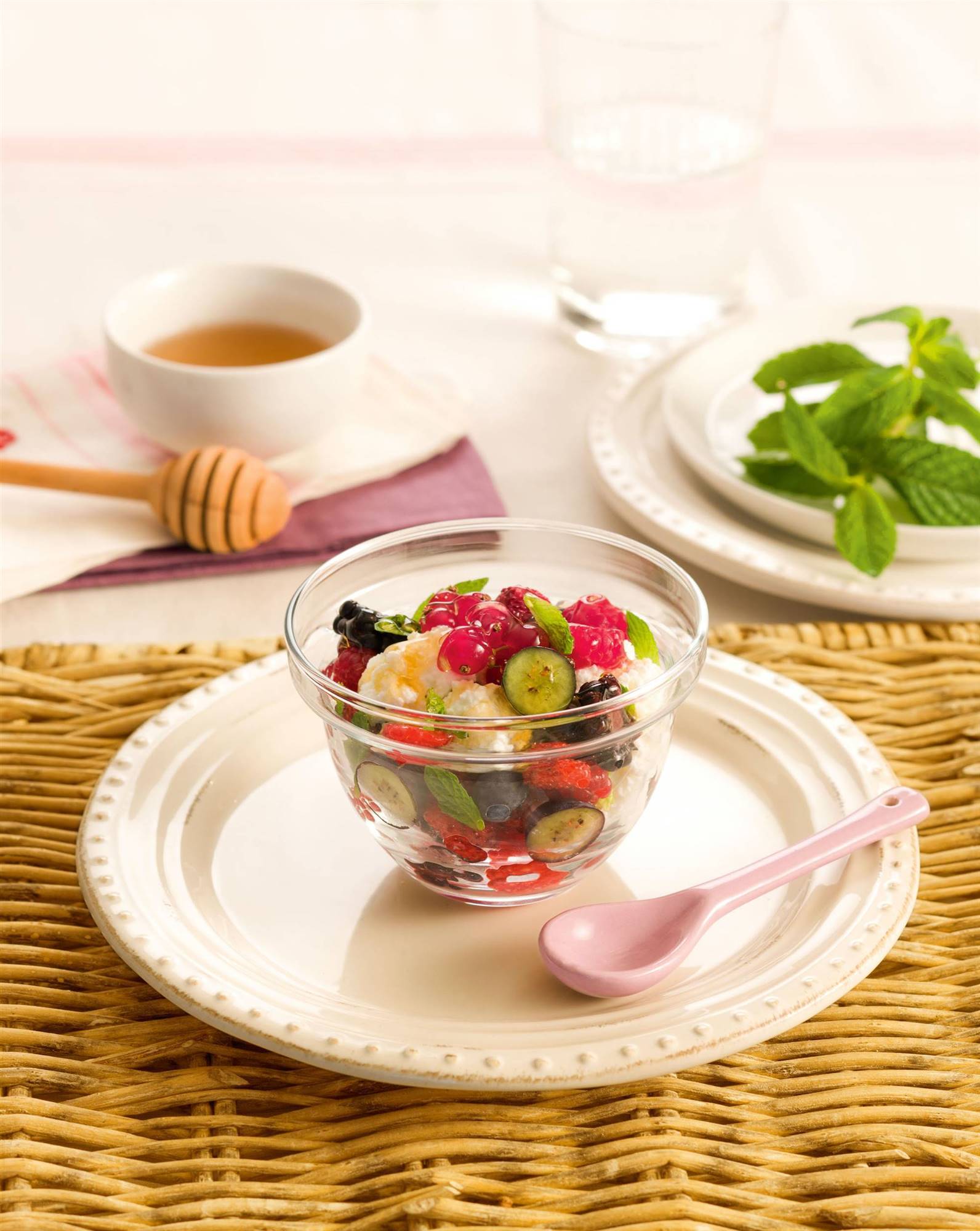 Desayunos saludables: receta de copa de frutos del bosque con requesón y miel.