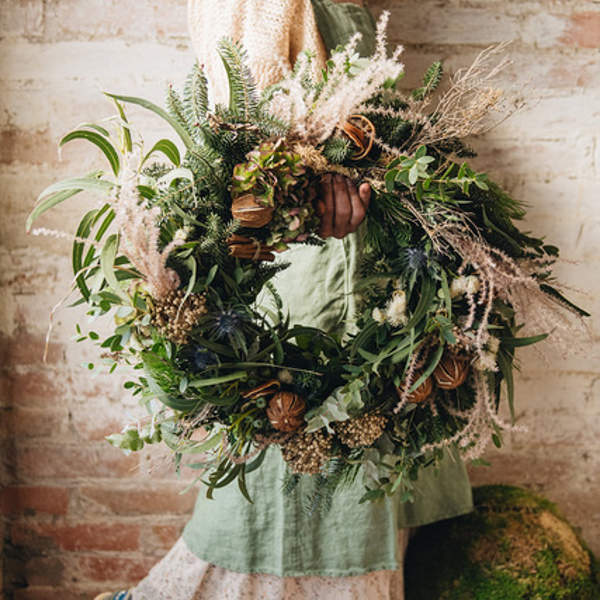 VÍDEO // Crea tu propia corona navideña con la ayuda de la estilista de El Mueble Carmen Figueras y una florista experta para decorar tu casa estas fiestas