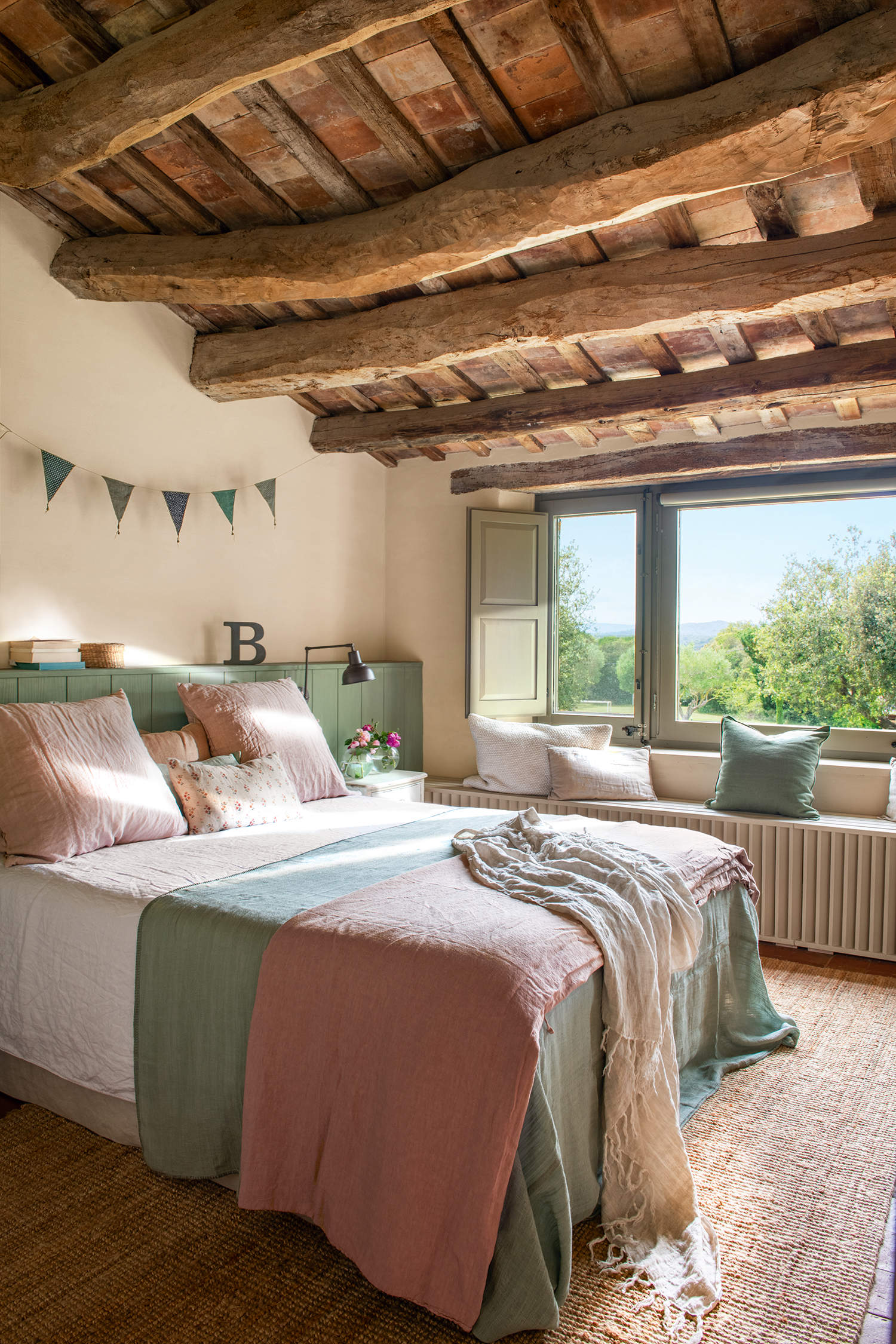 Dormitorio rústico infantil con banco bajo ventana, color verde y rosa