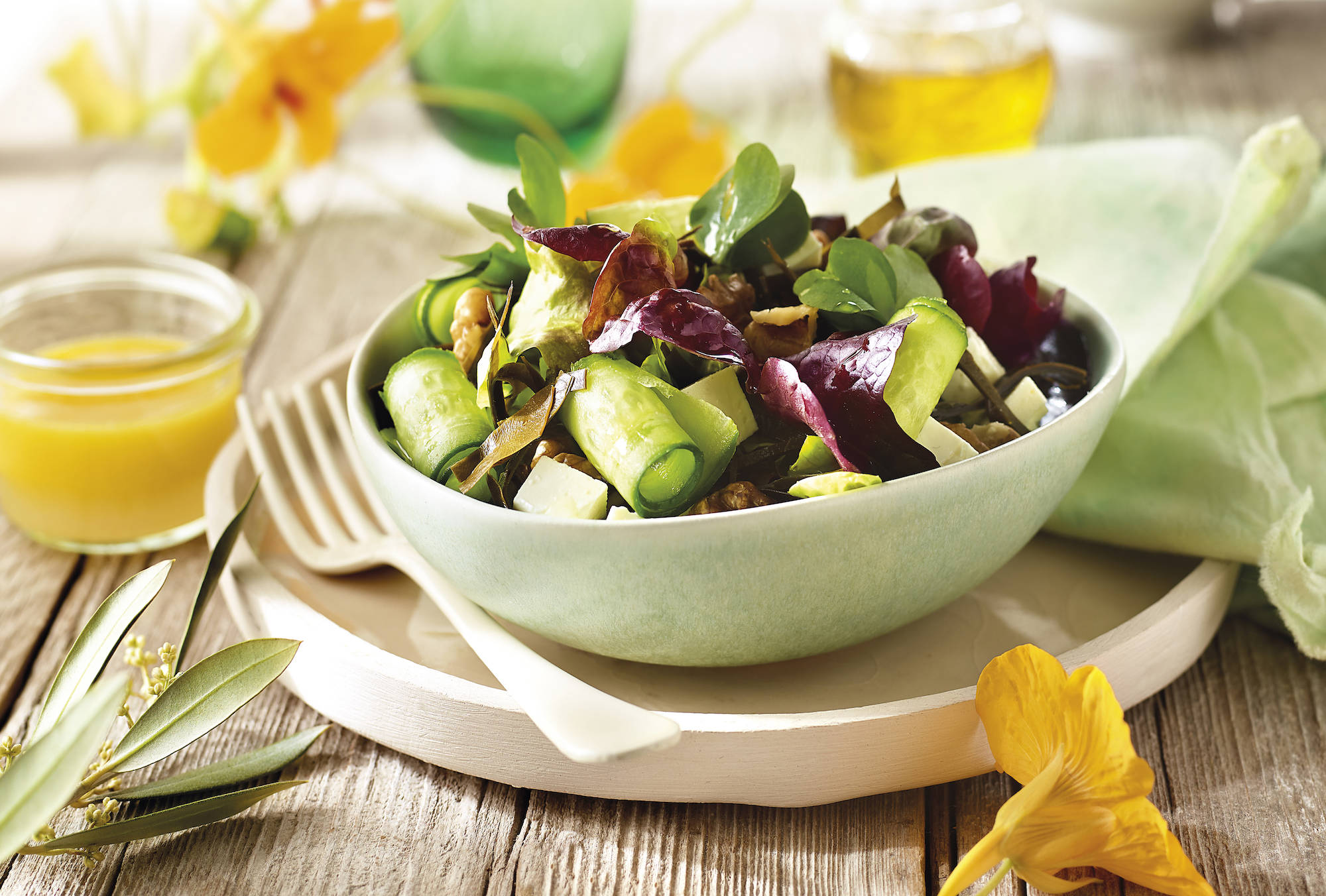 Ensalada de wakame y rúcula con nueces y vinagreta de naranja.