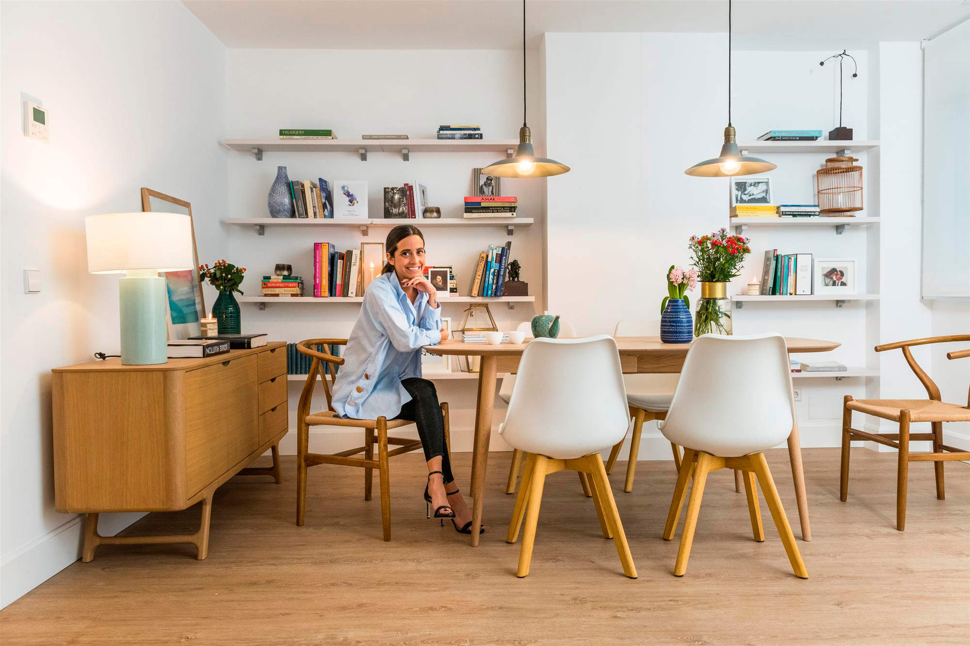 La influencer María Fernández-Rubíes en su comedor de estilo mid-century.