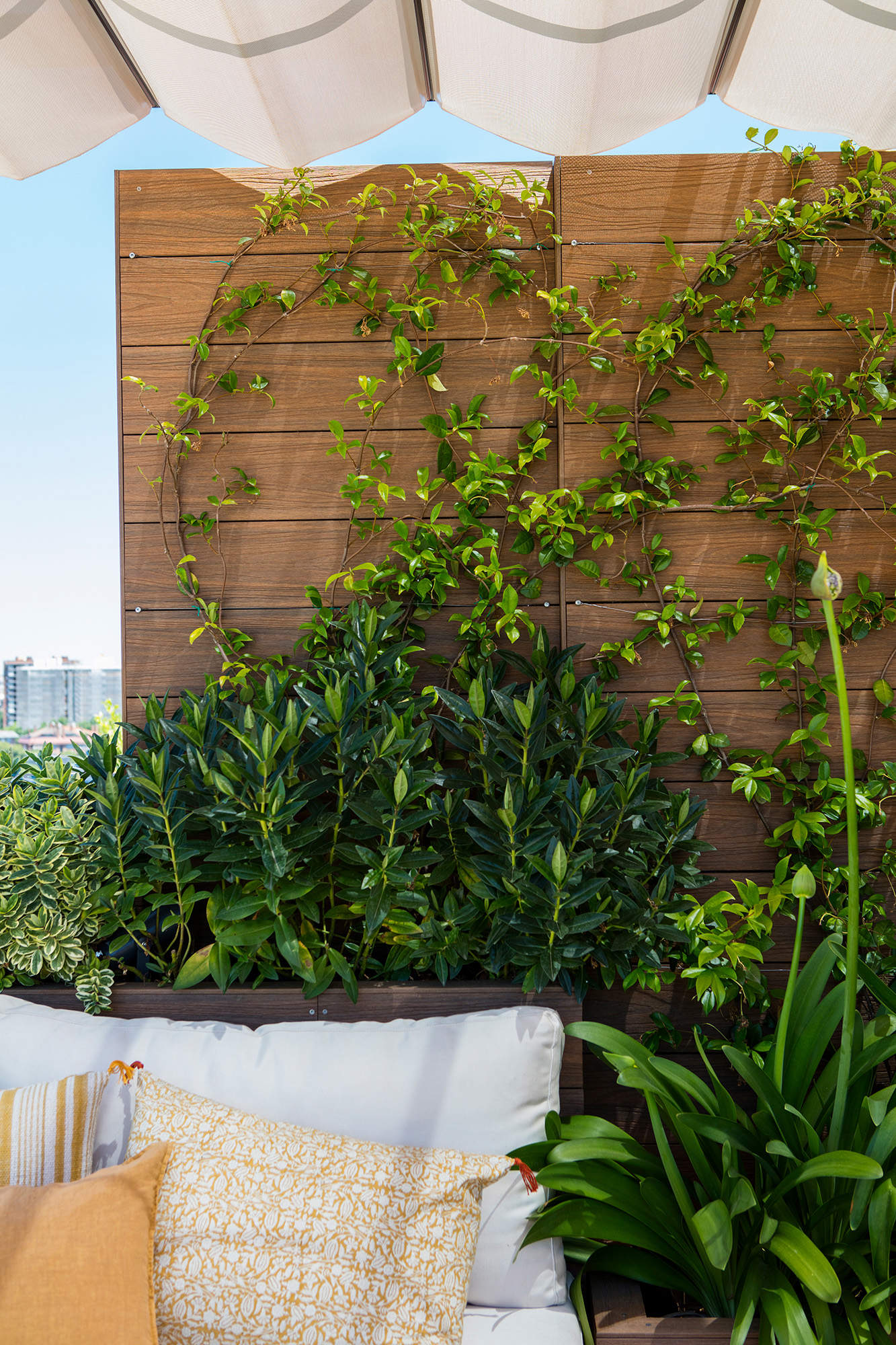 Panel de madera sintética para ganar privacidad en la terraza