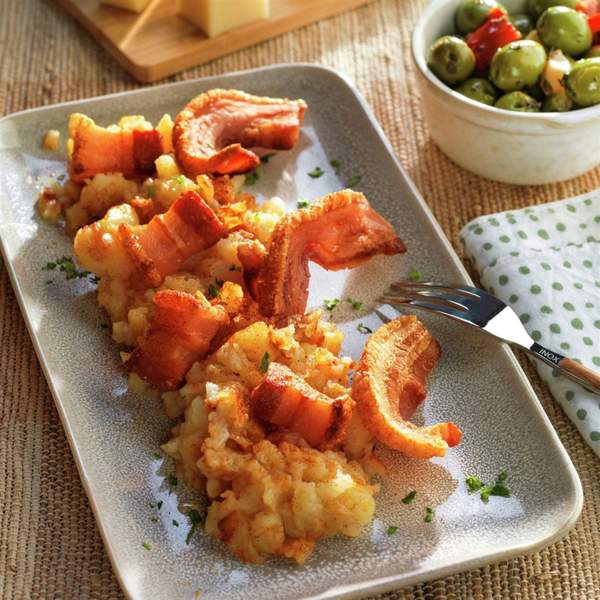 Patatas revolconas con torreznos de Soria: la receta de tapa de toda la vida que cuesta menos de 3 euros y se hace en 2 minutos