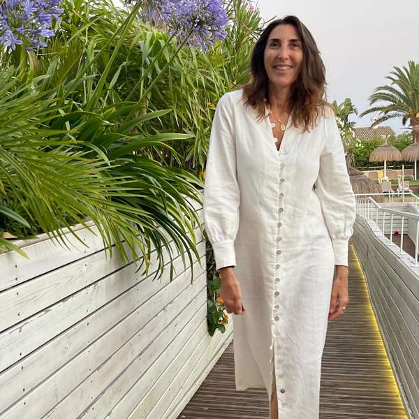 El vestido de lino de Mango que disimula barriguita y agotan las mujeres de 50: fresquito y elegante para andar por casa