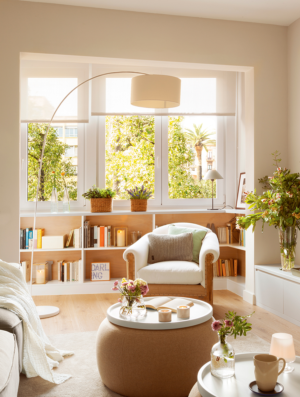 Salón pequeño con librería debajo de la ventana