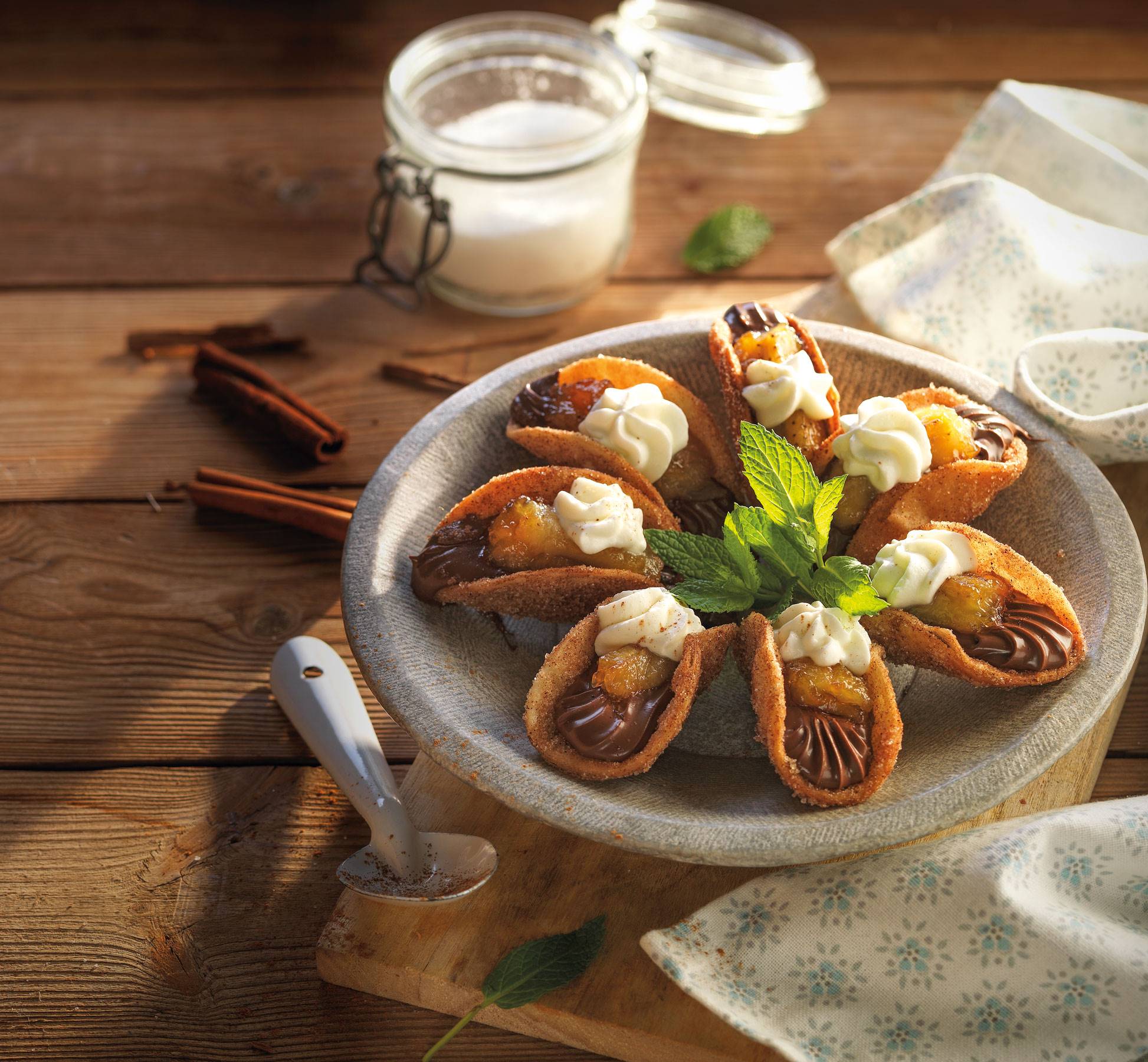 Tacos de plátano, chocolate y nata.