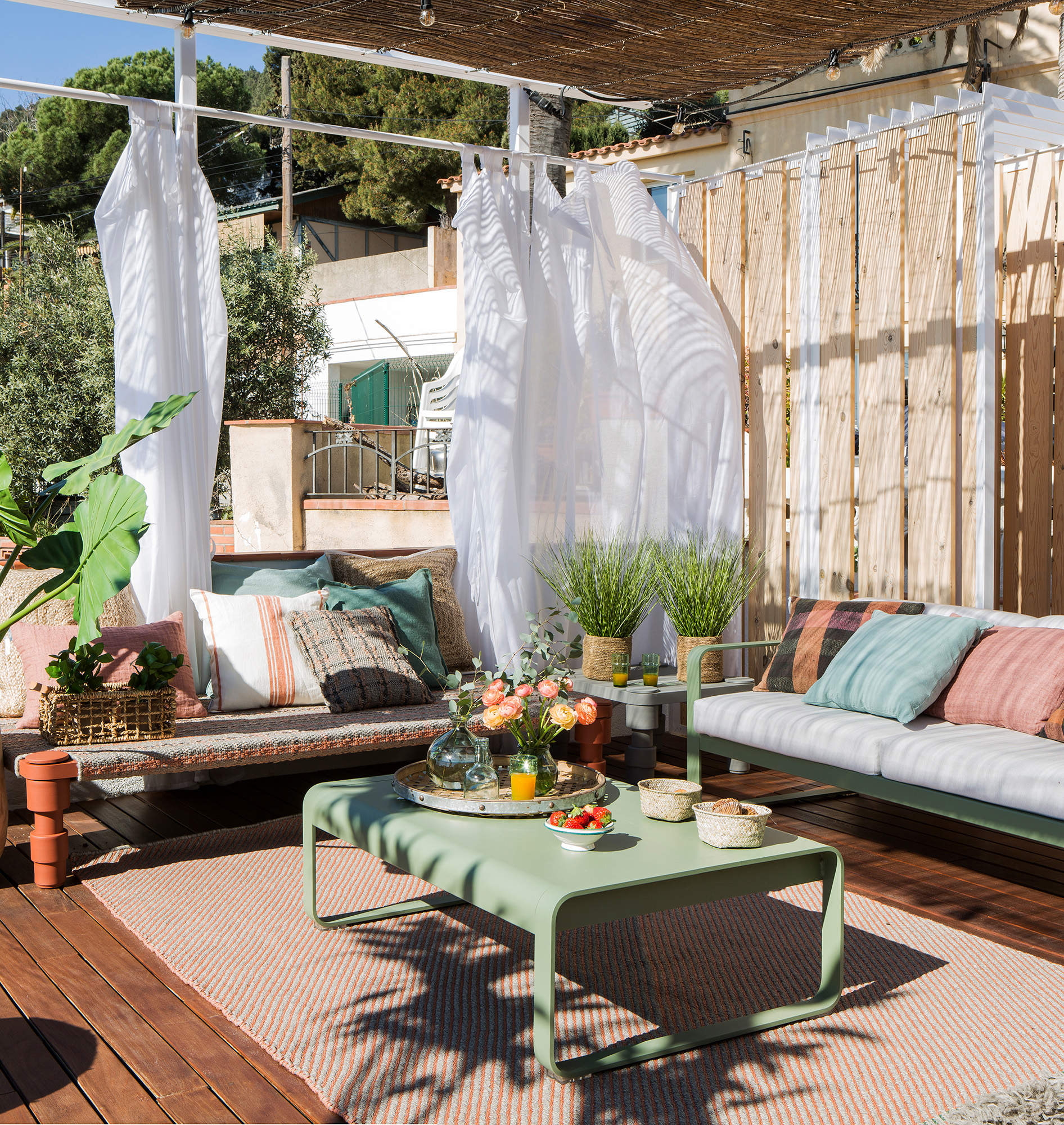 Terraza con visillos que protegen del sol y de las miradas