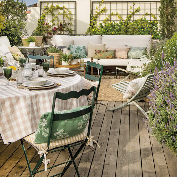 Un oasis lleno de plantas en la ciudad: la terraza más estilosa y enviable de Barcelona / PLANO Y FOTOS