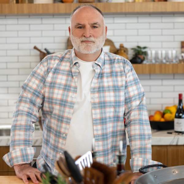 El chef José Andrés nos enseña a preparar el aperitivo favorito de los españoles en 1 minuto (y con 2 ingredientes)