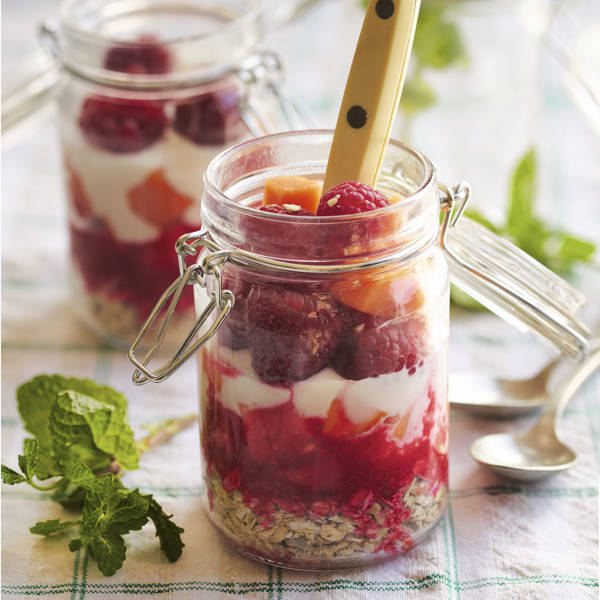 Vasitos de avena con yogur y fruta