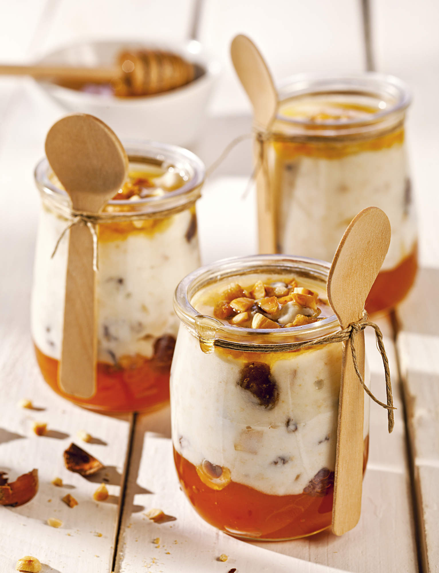 Desayunos saludables: Vasitos de yogur, frutos secos y mermelada.